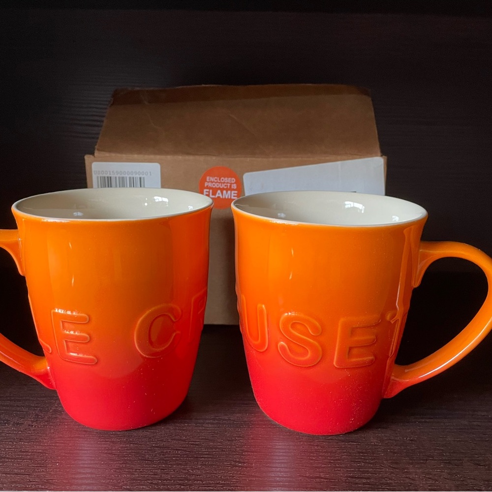 New in box Le Creuset Extra large Mug (2) Set 580ml/20oz each Iconic flame Color